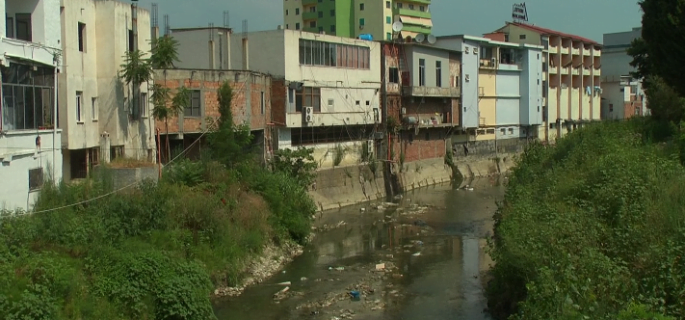 Ndërtime buze lumit Gjanicë në qytetin e Fierit Citizens Channel