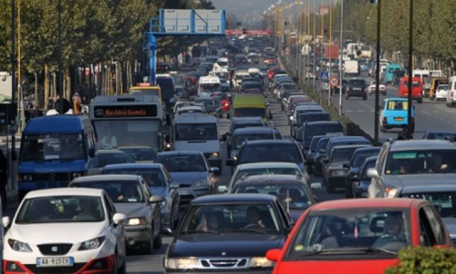 Trafiku, nje nga ndotesit kryesore te mjedisit ne Tirane. Citizens Channel