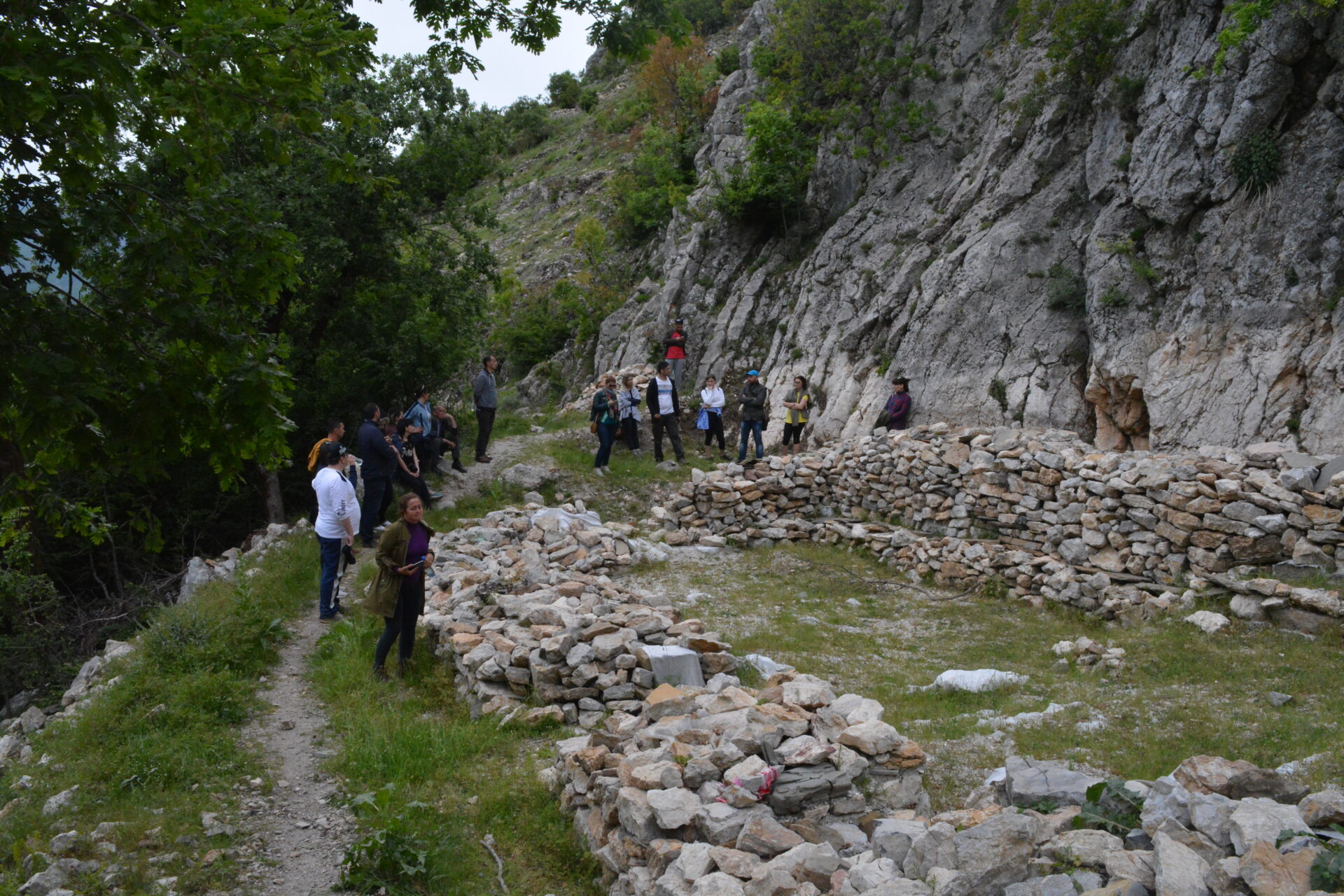 Grupi duke vizituar rrënojat e një kishe. Foto: Amarildo Topi - Citizens Channel