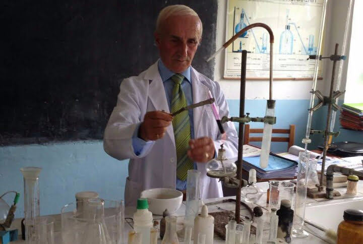 Mësues Haziza Bala në laboratorin e tij.