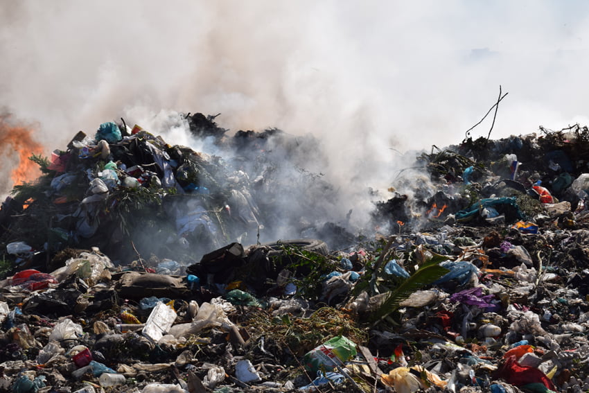 Djegia e mbeturinave në vendhedhjen e Porto-Romanos. Foto: Geri Emiri / Citizens Channel